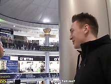 Прямо в магазине русскую девушку развели на секс два пикапера