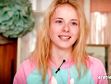 Ersties - 69 Fragen an Mia A mit einem heißen Solo auf dem Küchentisch