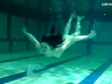 Sensual raven-haired looker unveils her curvy body under the water