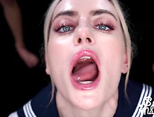 Emily é uma marinheira que engole pênis em um gangbang e uma felação