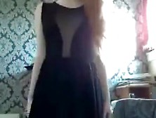 Colegiala pelirroja ojos azules se masturba el culito