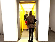 Porno attrice amatoriale incontra un fan in ascensore e lo scopa. (Dialoghi sporchi in Italiano)