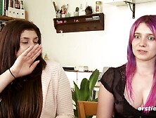 Ersties - Maria und Julie fingern sich gefühlvoll gegenseitig die rasierten Muschis