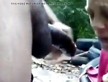 Une vieille suce un ebony dans les bois