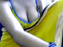 Desi bhabhi exposing big boobs on webcam