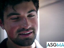 WILD GAME Hesitant Male DEREK KAGE Seals Deal in MIKE MONROE's Unshaved Aperture