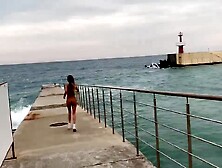 ГОЛАЯ ДЕВУШКА ГУЛЯЕТ ПО ПЛЯЖУ В СОЧИ