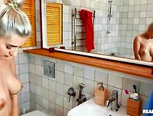 Homem coloca câmera espiã no banheiro e no quarto de Eva Elfie