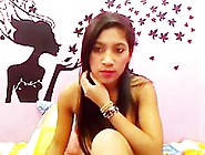 garota de programa teclando da boate