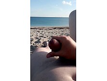 Branlette et u00e9jaculation sur la plage naturiste