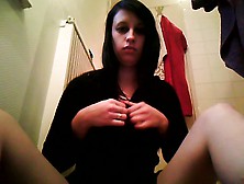 J'adore m'exhibée quand je caresse ma grosse chatte