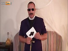 Slanke brunette laat haar natte kutje ‘healen’ bij tv prediker Bob