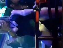 Loira no camarote sem calcinha flagrada com a buceta aparecendo