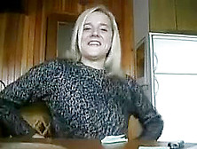 Jolie russe très sensuelle caressée et baisée par derrière