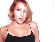 Hint Of Sex Turned Into A Hot Fuck / Julialexxx