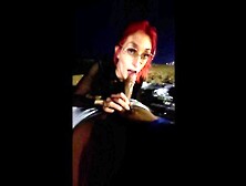 peliroja morbosa haciendo garganta profuda en la playa