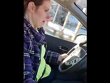 Mi masturbo in macchina mentre guida... poi orgasmo nel parcheggioo