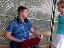 Monica ontmaagd nerd in een busje