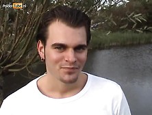 Don en Ad trekken Carmen van de golfbaan en laten haar anaal afpalen