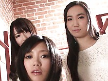 Asiatische Teens squirten gemeinschaftlich