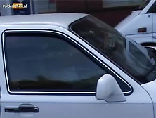 Chyla squirt tijdens haar eerste rijles