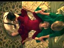 Elizabeth Moss.  Yvonne Strahovski -The Handmaid's Tail e1-e5