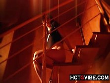 Asiática lindíssima se masturba com uma anele vibratorio