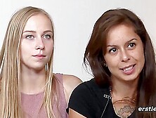 Mit Vibrator Und Dildo Im Gepick Zum Hihepunkt - Cute 18yo Brunette Lesbians Flirt And Make Out