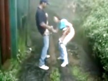 Morena hindu haciendo una mamada en la calle