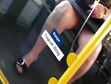 filmt Dame im Bus zwischen den Beinen