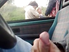 SEGA IN MACCHINA DAVANTI GRUPPO DI PASSANTI