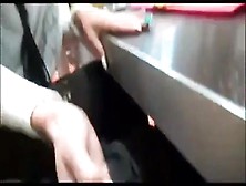 Baby hat keinen Ketchup für ihre Pommes