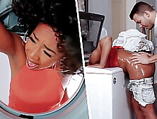 Touching My Girlfriend' S Black Smom Stuck In The Washing Machine - Milfed