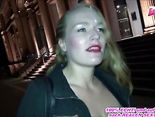 Mit Gesichtsbesamung über die Straße laufen