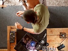 Sveltina in piedi,  handjob hausgemacht,  spontan