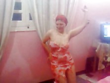 Homemade sextape in which beautiful vixen dances