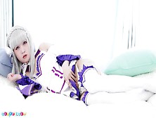 Kurumi Ria,  la chatte rasée,  se masturbe