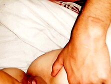 Me encierro en un cuarto con un muchacho en plena fiesta y me masturba hasta hacer mojar mi coño