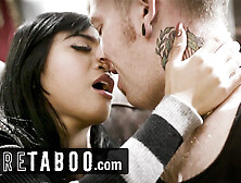 Ember Snow se venge de son petit ami infidèle