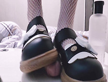 二次元风骚学妹，LO鞋木桌踩踏，白网袜足交喷射