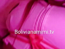 Numa viagem de 10 horas nao aguentei mais o tesao e me masturbei no banheiro do aviao ate gozar