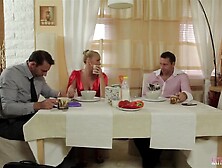 Красивая блондинка дала всем