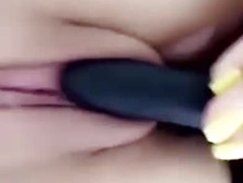 Amateur babe smashes her own pussy until it creams