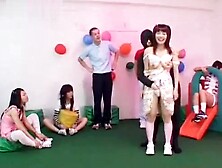 Tr&ograve choi t&igrave nh duc cua nhung c&ocirc g&aacute i Nhat Ban