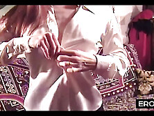 Deutsche Kellnerin öffnet sich komplett in der Küche