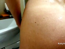 Малышка получила большой черный член пока мылась в душе