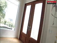 Slanke latina cheerleader valt als een blok voor haar buurman