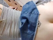 Comendo o cu da loirinha tatuada na cozinha