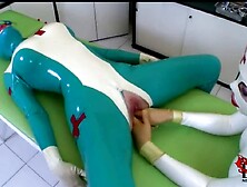 Clanddi é louco por fantasias de látex e adora transar assim