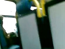 Gozando no onibus bem atras da senhora.